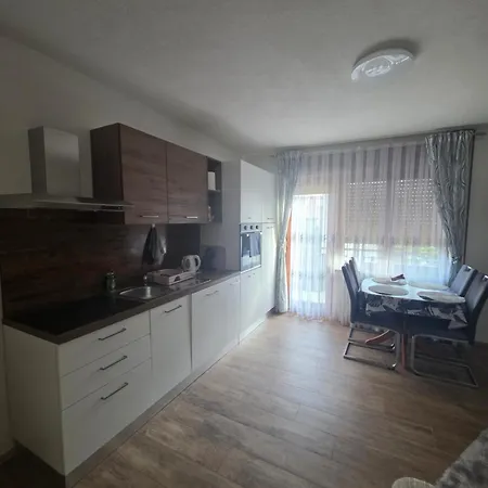 Apartmaji Lejla *