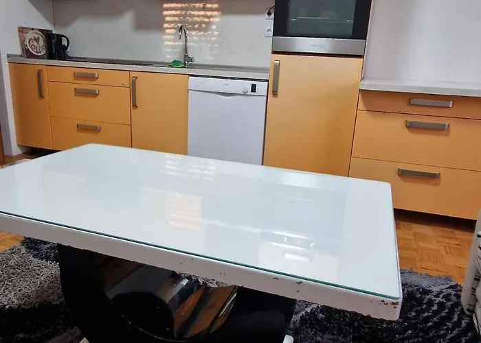 Apartma-sobe Lejla *