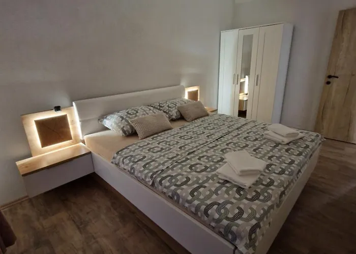 Apartma-sobe Lejla *